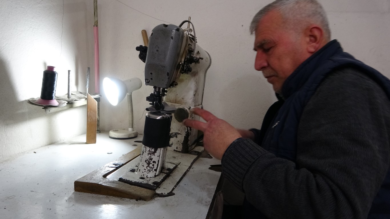 Depremzede ustalar ayakta kalmak için direniyor