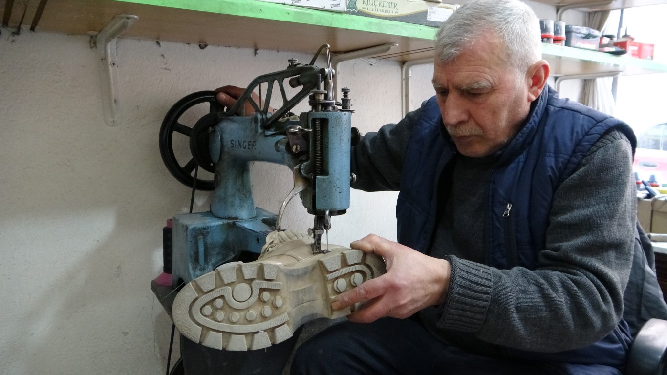 Depremzede ustalar ayakta kalmak için direniyor