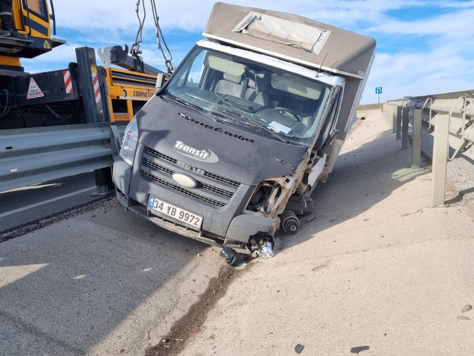Edirne’de bir garip olay: Kamyonet bariyerlerin ortasında mahsur kaldı