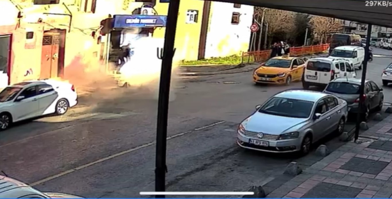 Kağıthane’de korku dolu anlar kamerada: Tekel bayii önüne patlayıcı atıp kaçtılar