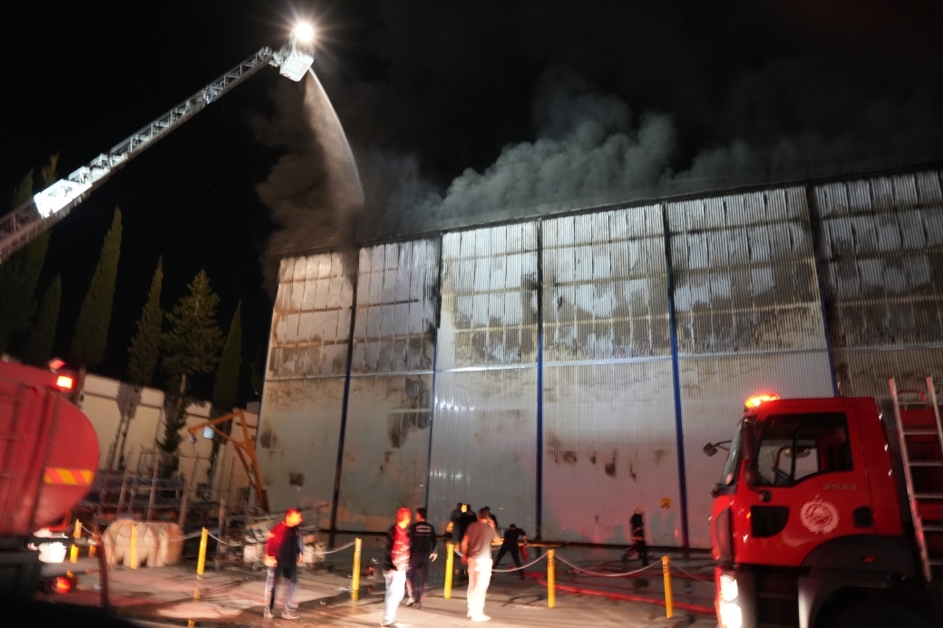 Antalya’daki tersane yangınında 4 tekne yandı, söndürme çalışmaları devam ediyor
