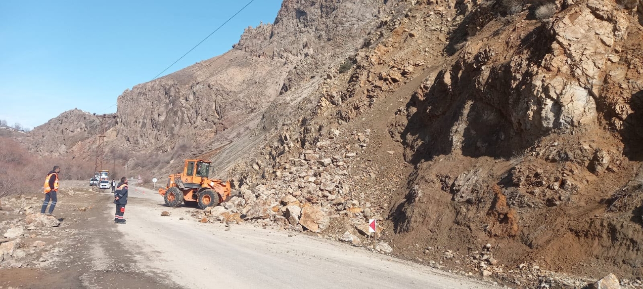 Tunceli-Erzincan karayolunda heyelan