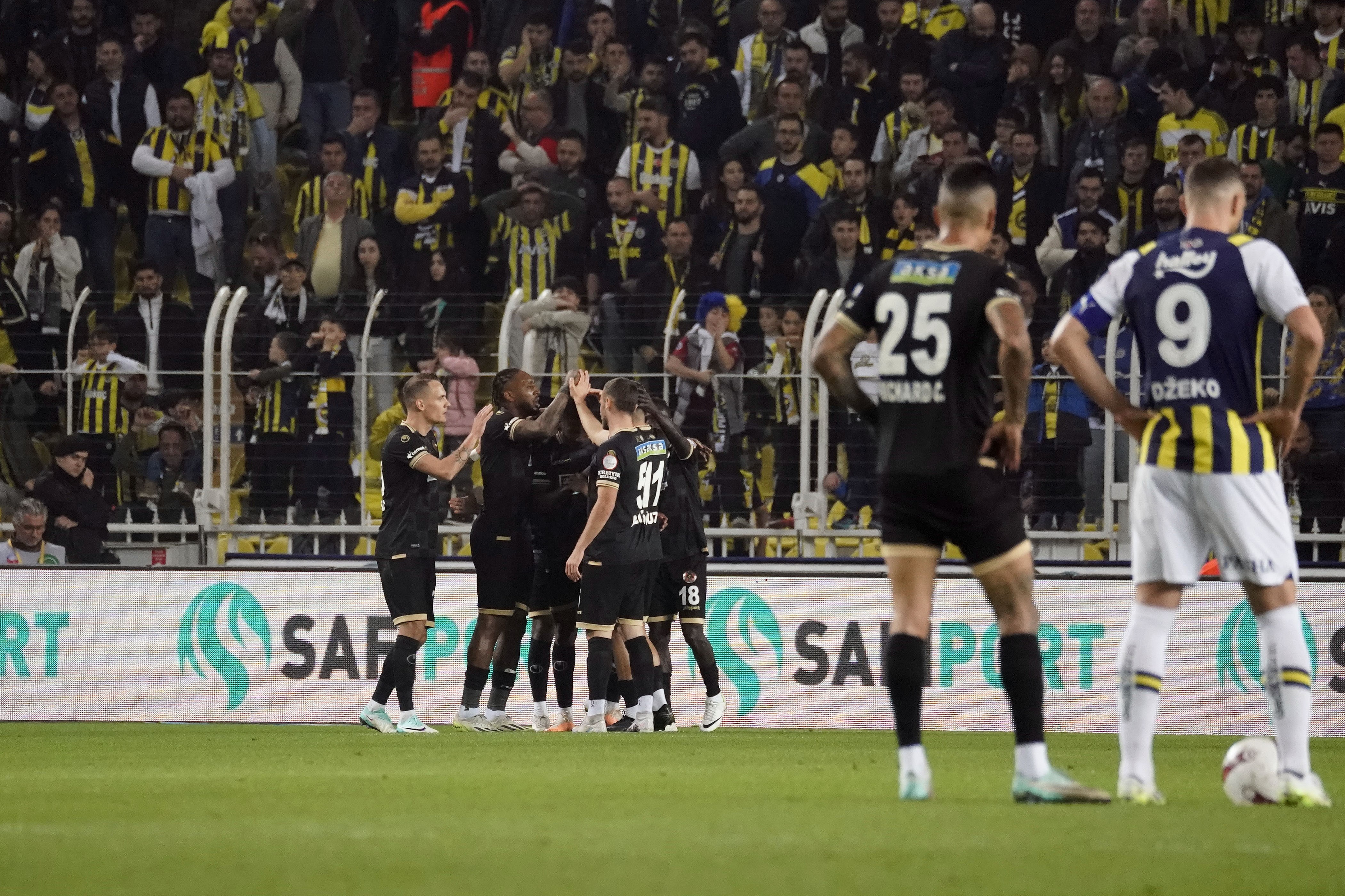 Kadıköy'de kazanan çıkmadı! Fenerbahçe zirveyi kaptırdı