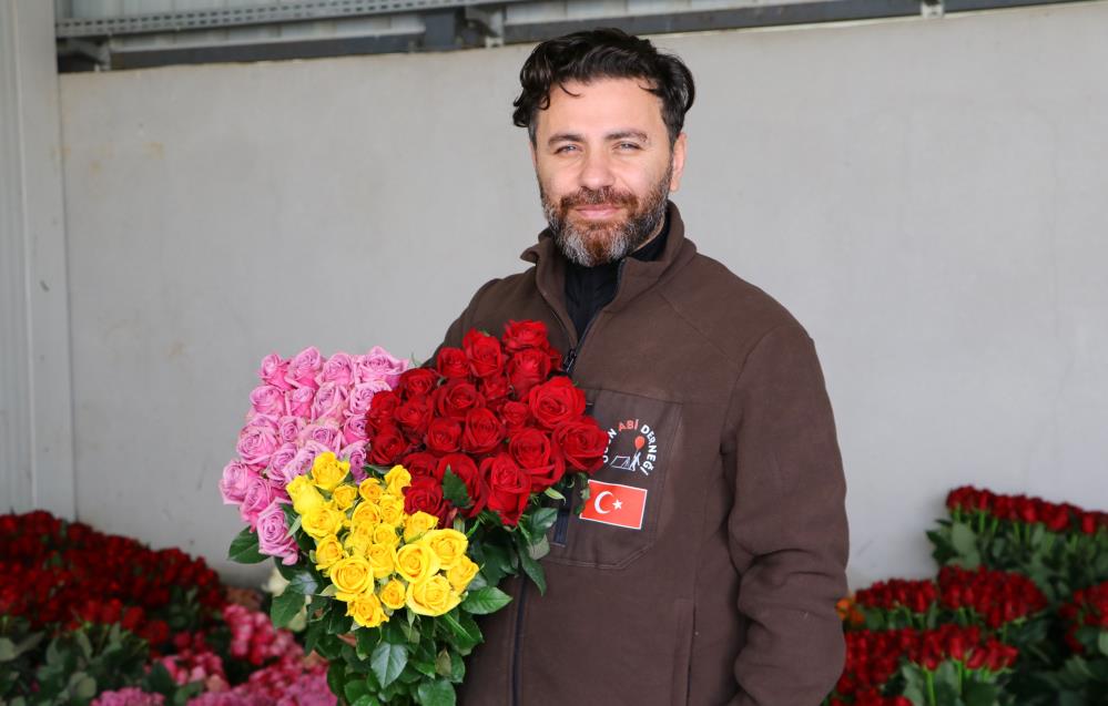 Gül serada 25, çiçekçide 100-150 lira