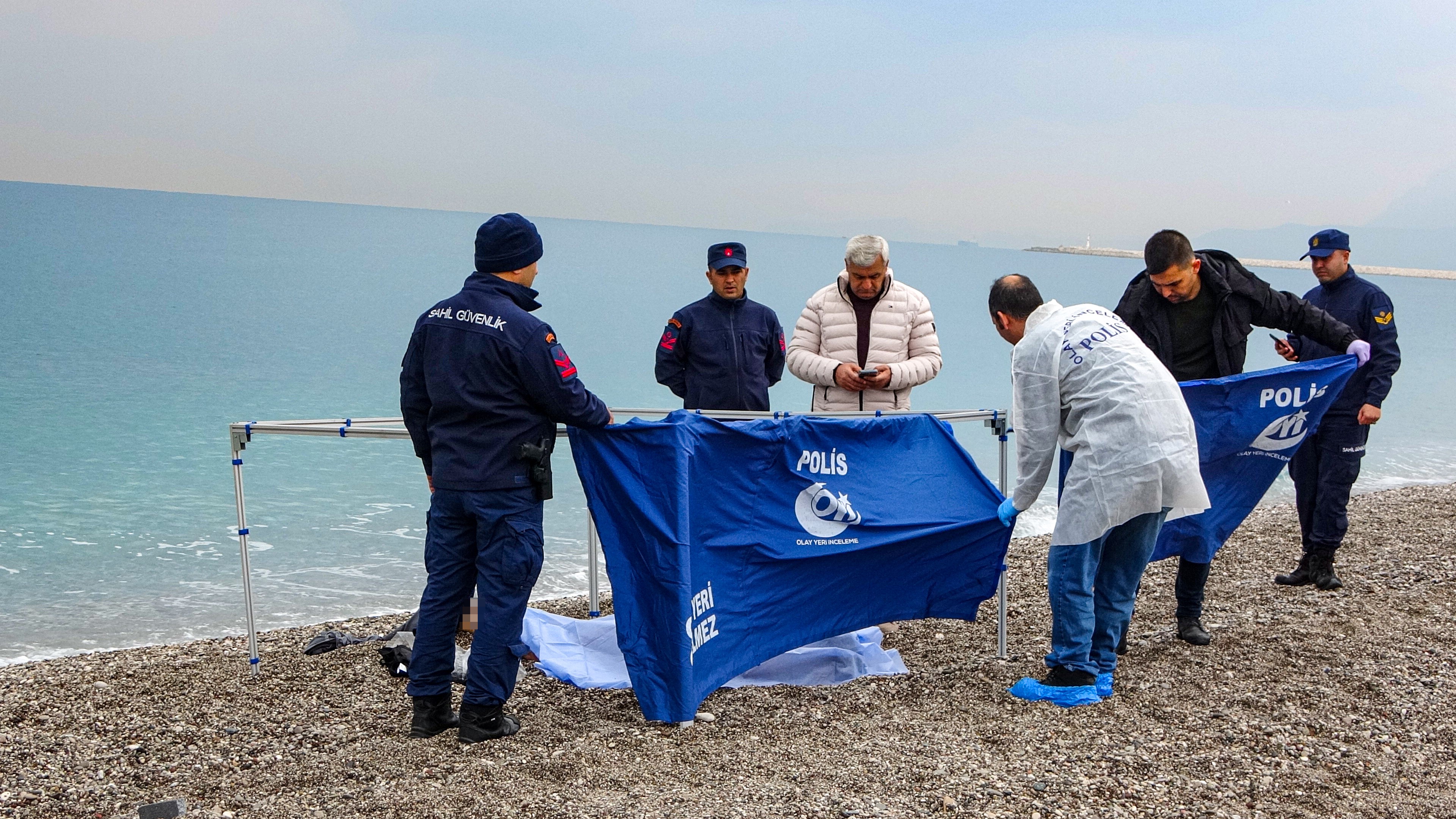 Konyaaltı sahilinde deniz üzerinde yarı çıplak erkek cesedi bulundu