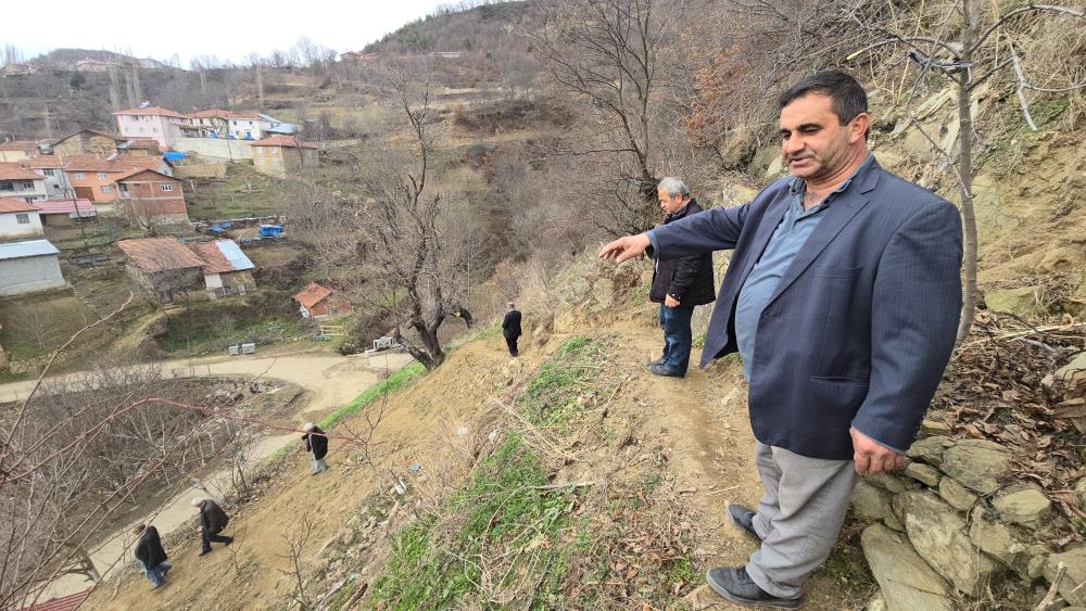 Tokat’ta heyelanın yıktığı köyde vatandaşların patika çilesi