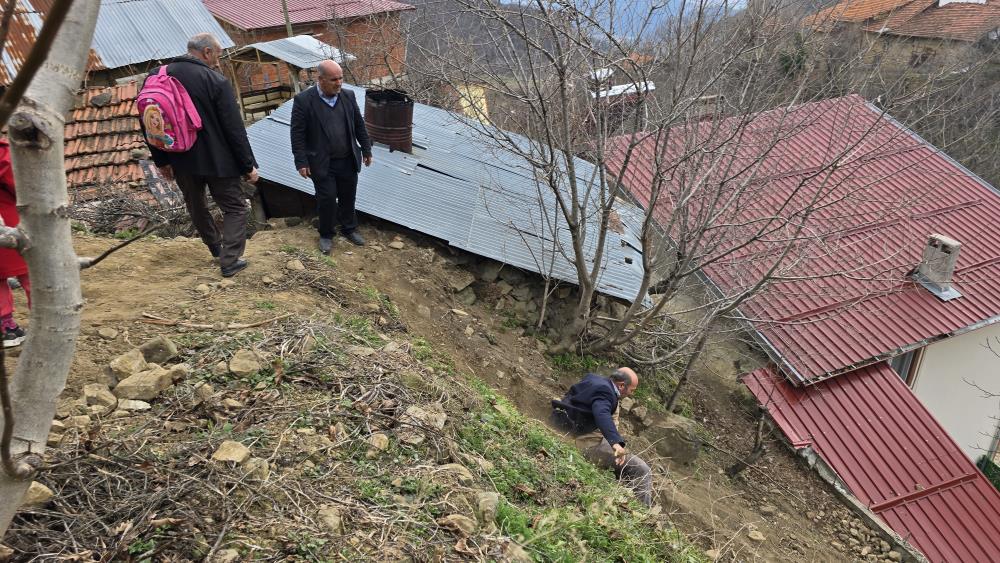 Tokat’ta heyelanın yıktığı köyde vatandaşların patika çilesi