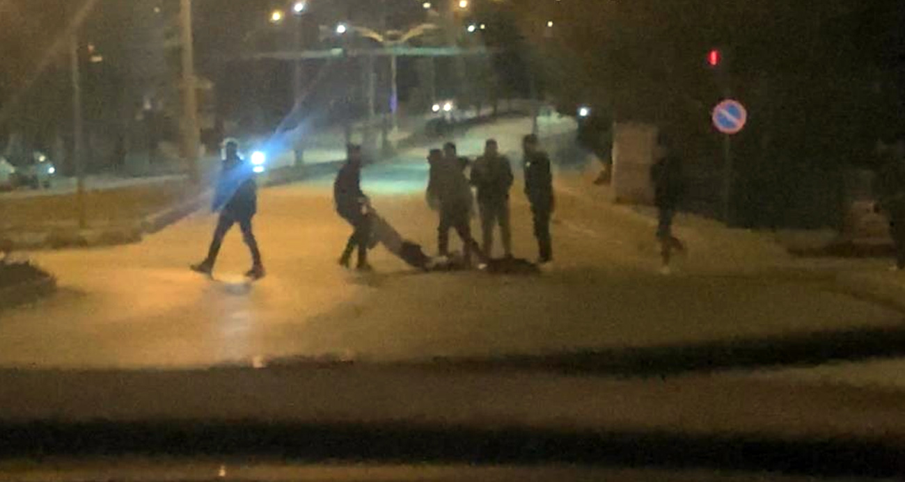 Alkollü mekanda çıkan kavga sokağa taştı, o anlar kamerada