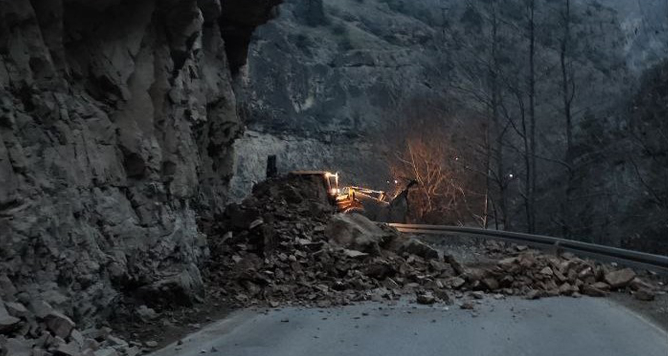 Artvin-Ardanuç karayolunda heyelan