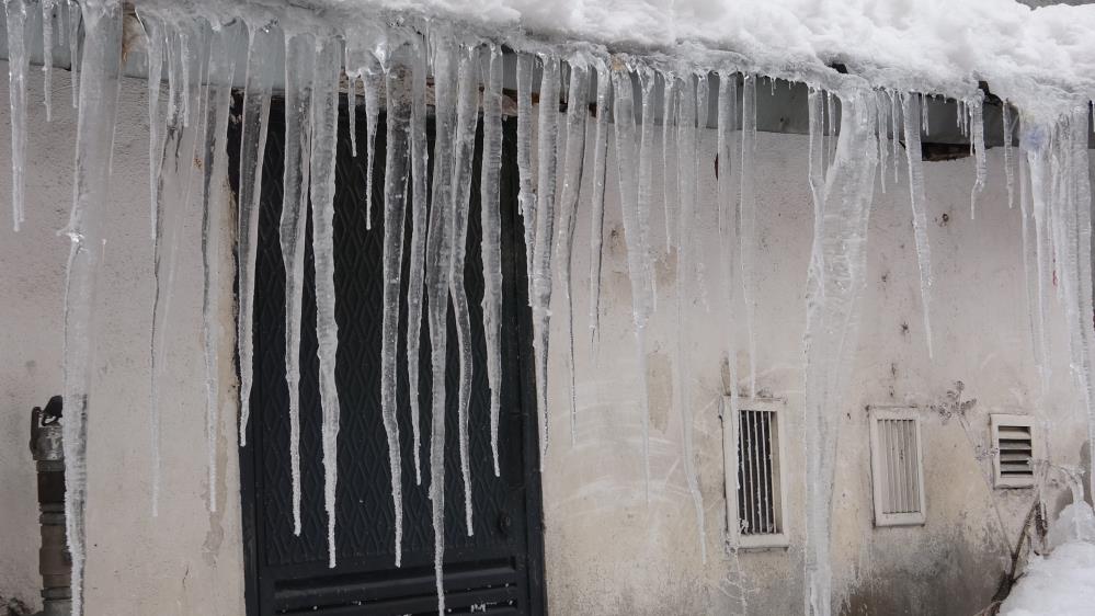 Ardahan’da soğuk hava: Araçlar çalışmadı, buz sarkıtları oluştu