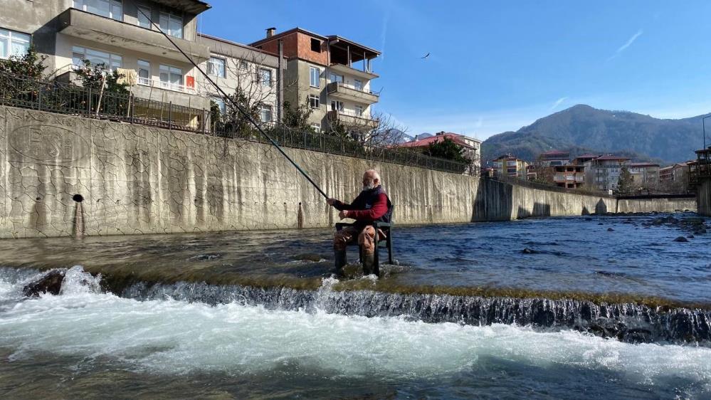 Keyfine düşkün balıkçı! Sosyal medyada gündem oldu