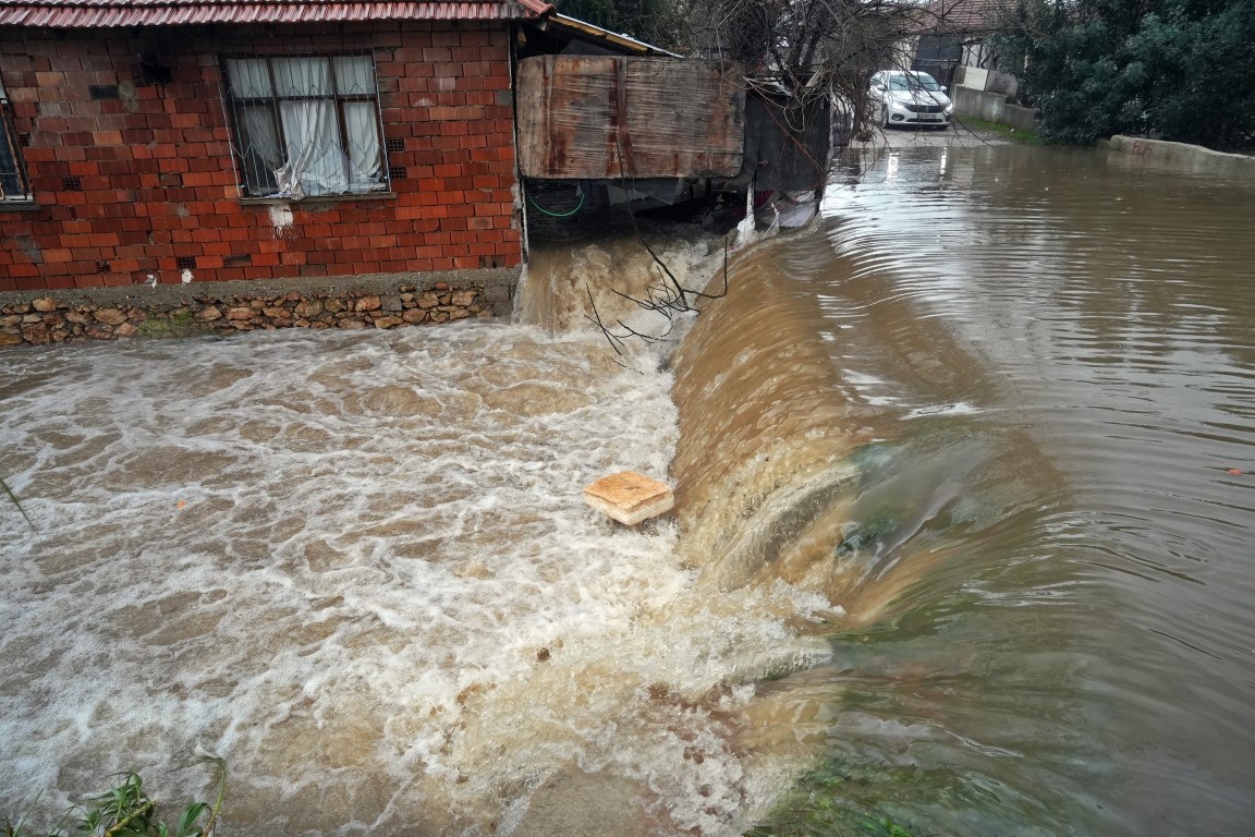 Evleri su basıp boğulma tehlikesi yaşayan vatandaşlar üst katlardaki komşularına sığındı