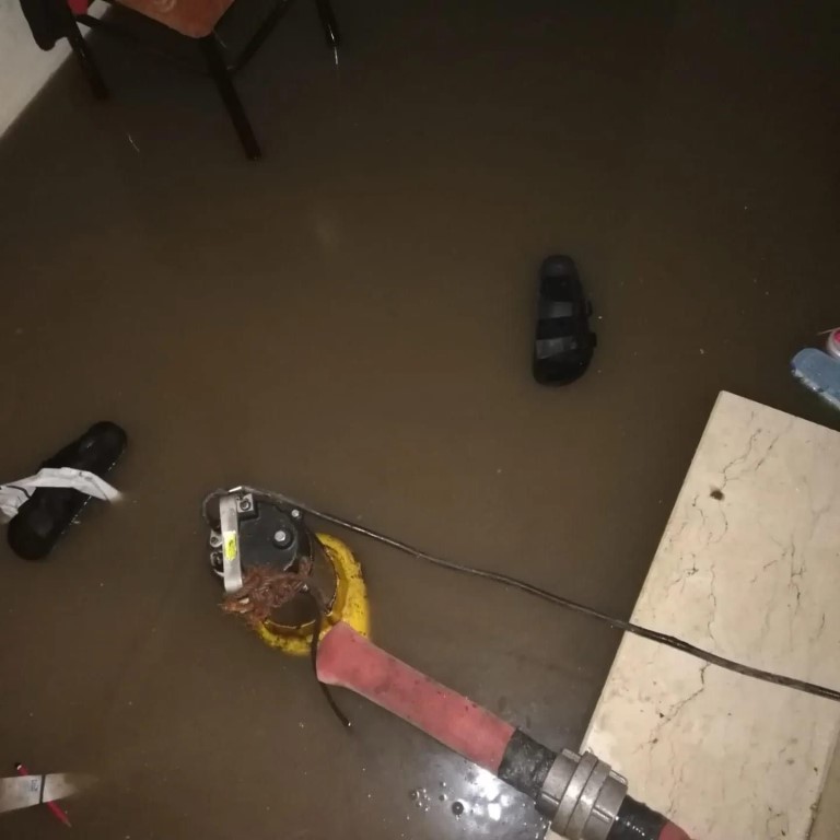 Elazığ’da yoğun yağış sonrası ev ve iş yerlerini su bastı, araçlar mahsur kaldı