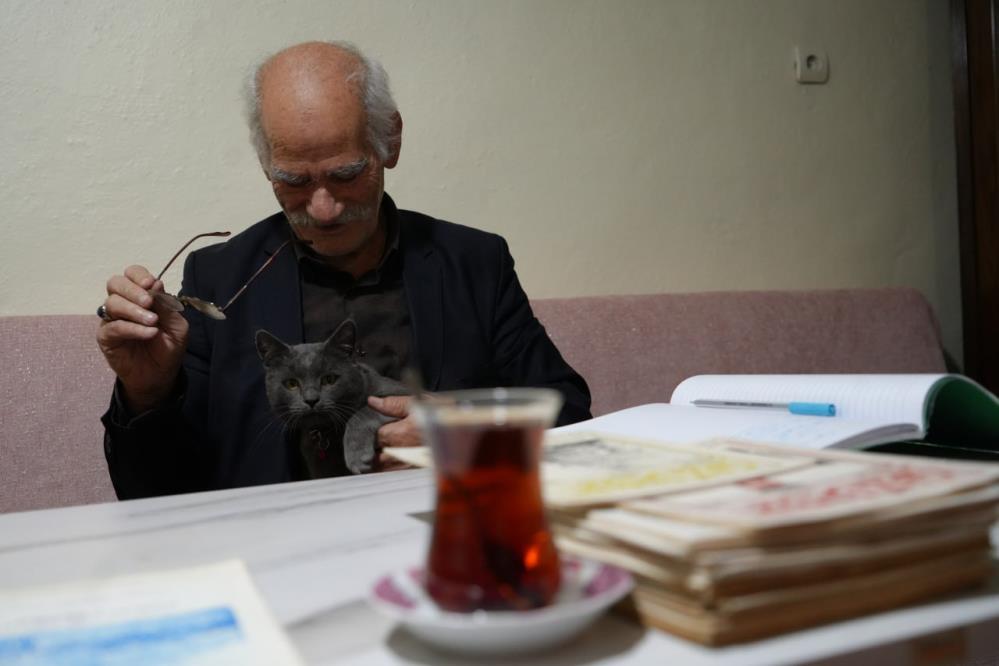 73 yaşındaki üniversite öğrencisi hem derslerine çalışıyor hem de kitap yazıyor