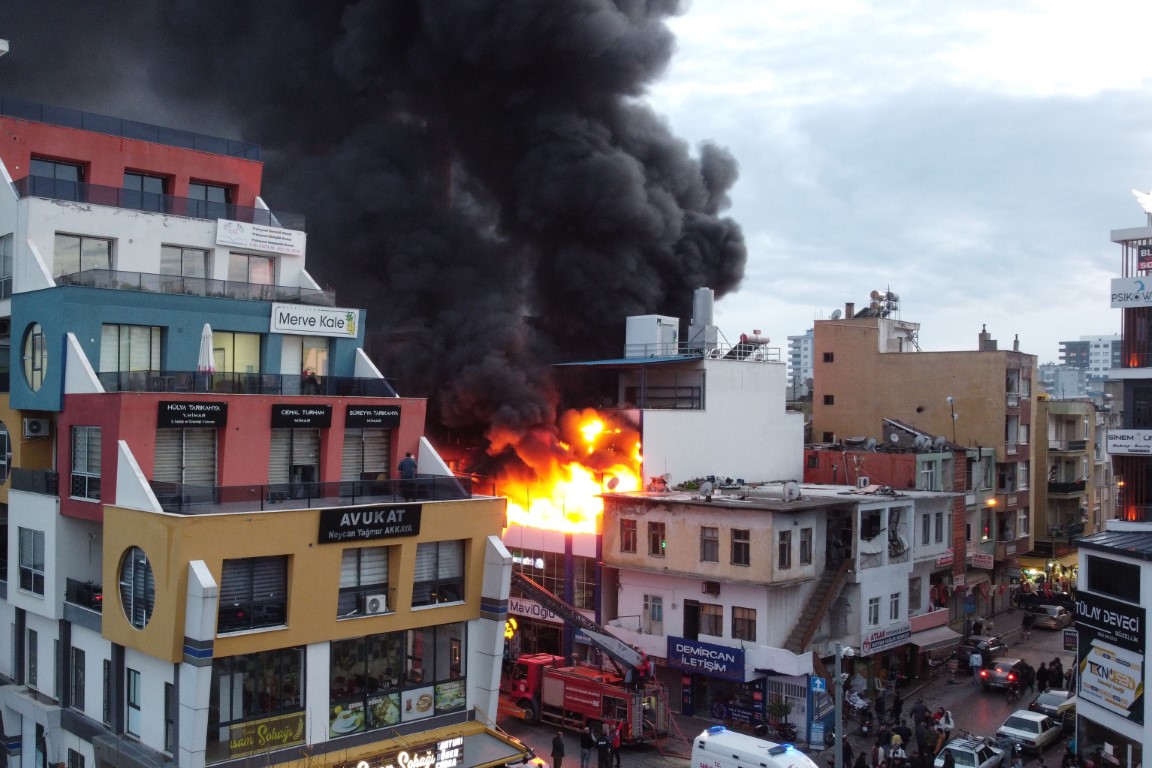 Alevler dışarı taştı, gökyüzünü dumanlar kapladı