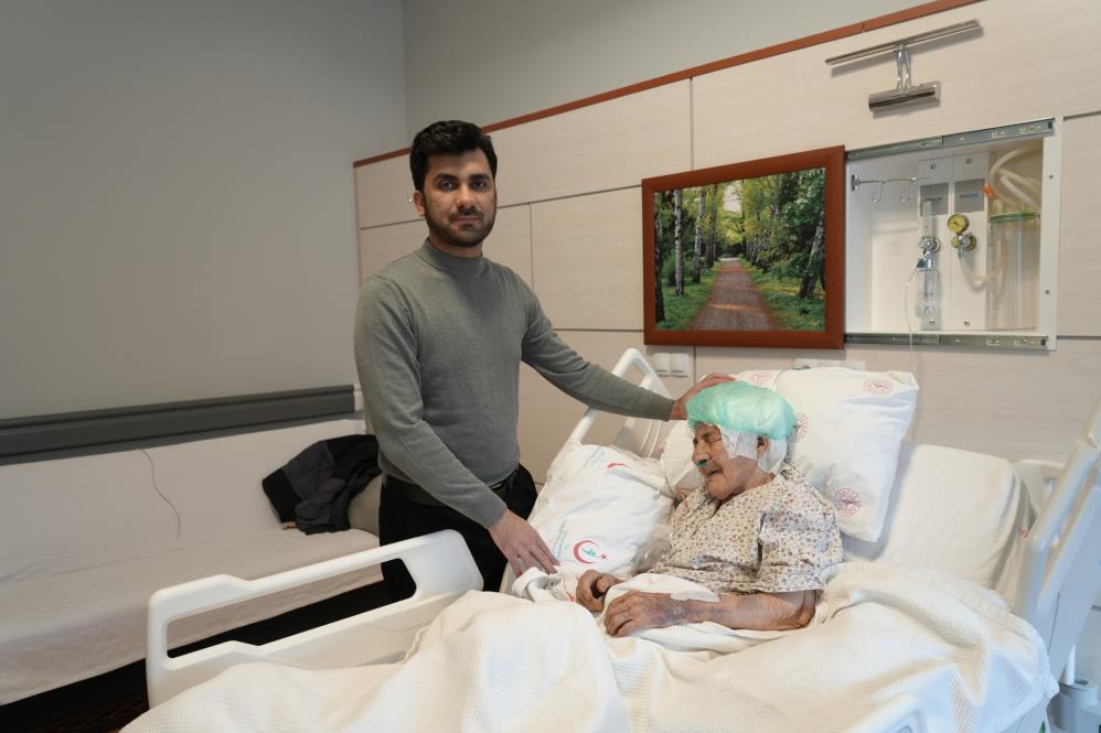 Beyin kanaması geçiren 112 yaşındaki hasta ameliyat edildi