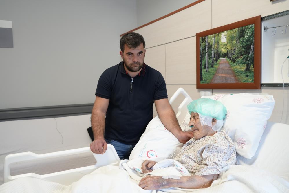 Beyin kanaması geçiren 112 yaşındaki hasta riskli operasyon sonrası sağlığına kavuştu