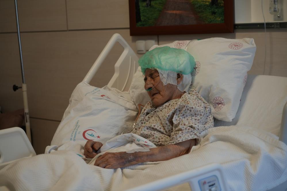 Beyin kanaması geçiren 112 yaşındaki hasta riskli operasyon sonrası sağlığına kavuştu