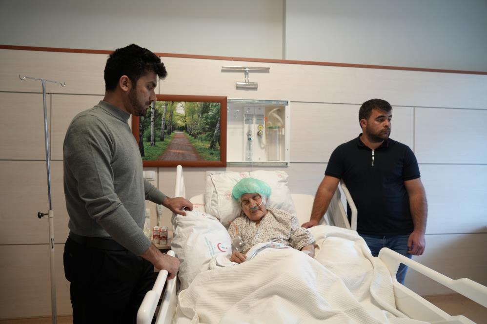 Beyin kanaması geçiren 112 yaşındaki hasta riskli operasyon sonrası sağlığına kavuştu