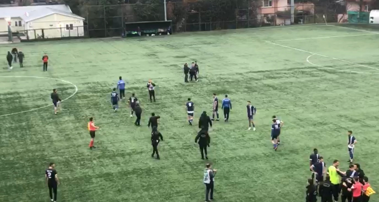 Futbolcular maçı bırakıp kavgaya tutuştu