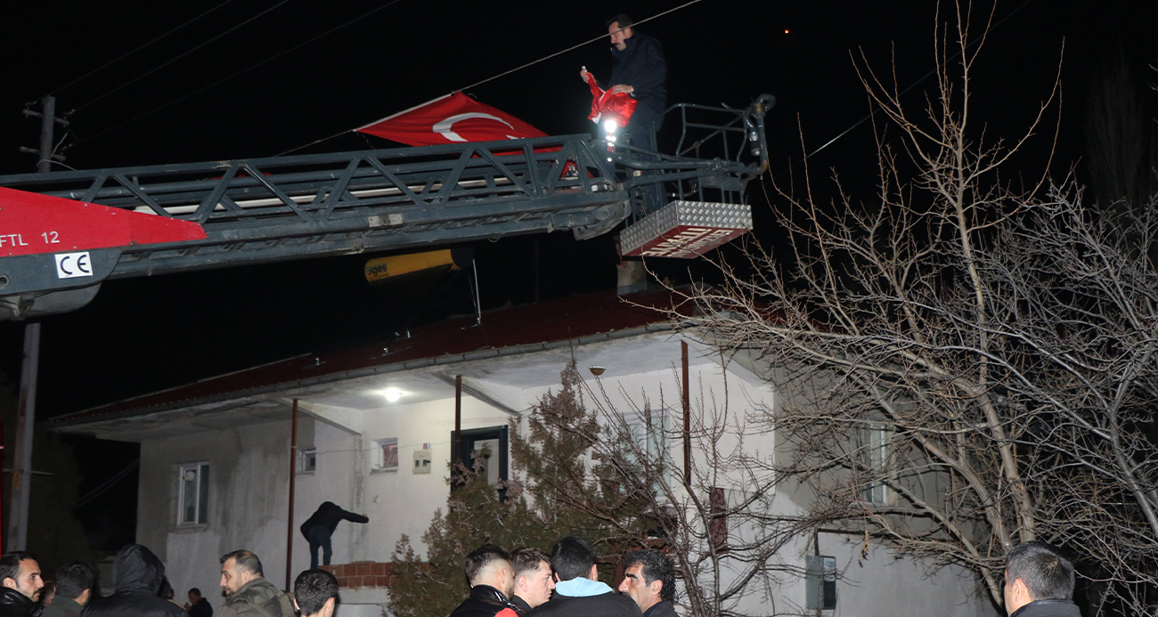 Şehidin baba ocağına Türk bayrakları asıldı