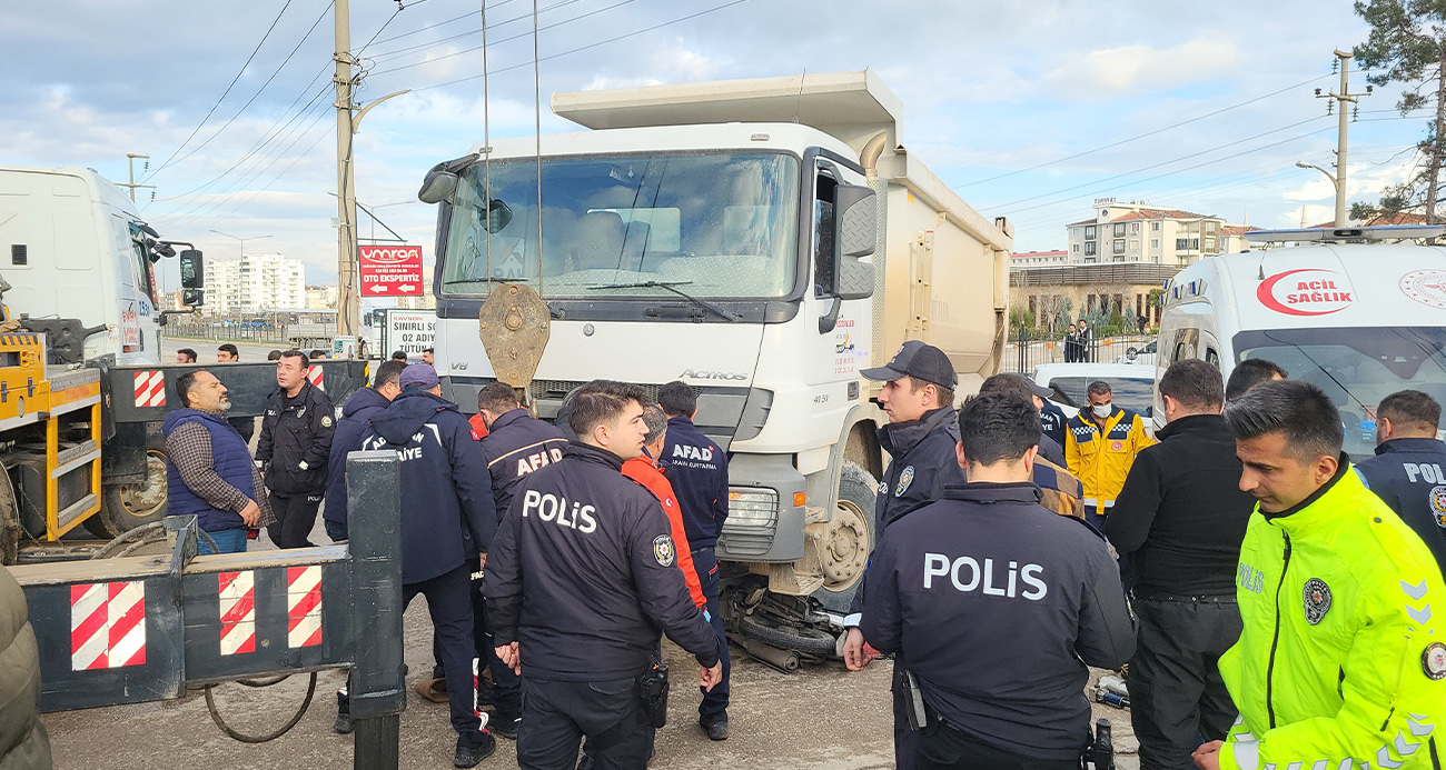 Motosiklet kamyonun altına girdi: 1 ölü, 1 yaralı