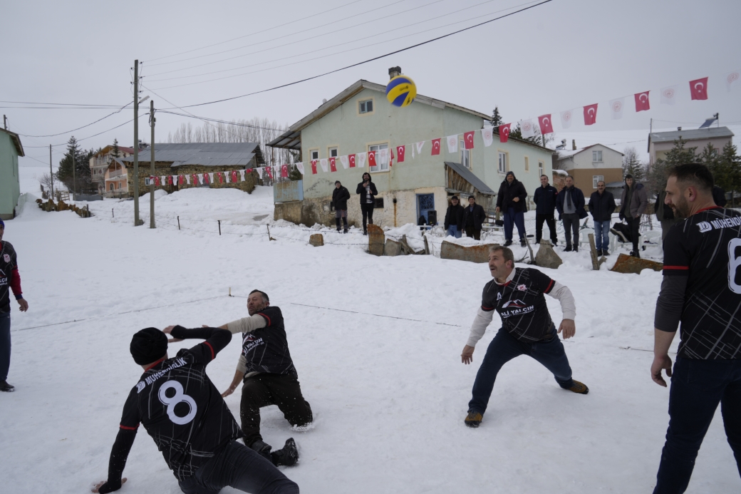 Bu köyde 31 yıldır kar voleybolu oynanıyor