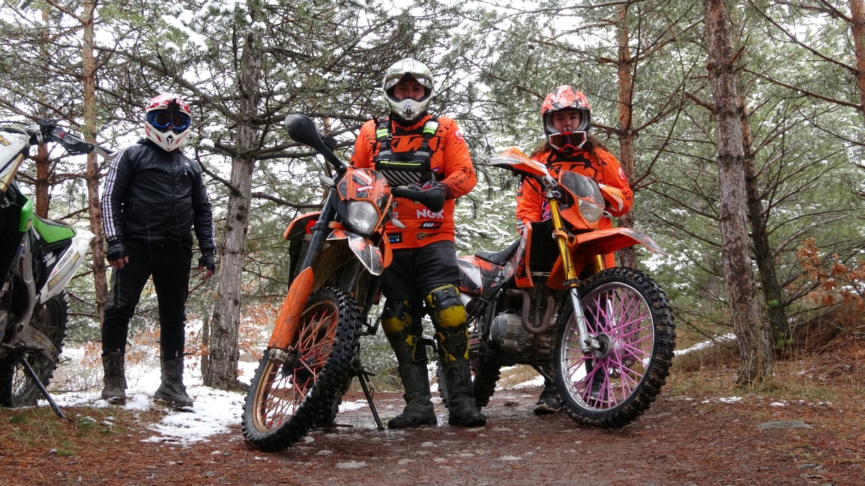 Motor tutkunu 12 yaşındaki Zeynep’in en büyük hayali pistlerde yarışmak