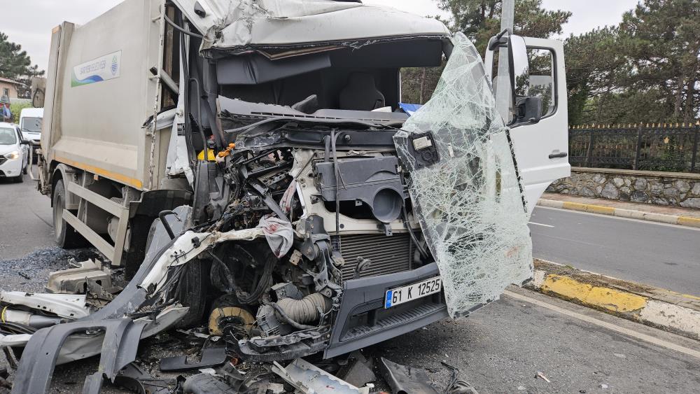 Sarıyer’de yolcu almak için yavaşlayan İETT otobüsüne, çöp kamyonu çarptı: 2’si ağır 3 yaralı