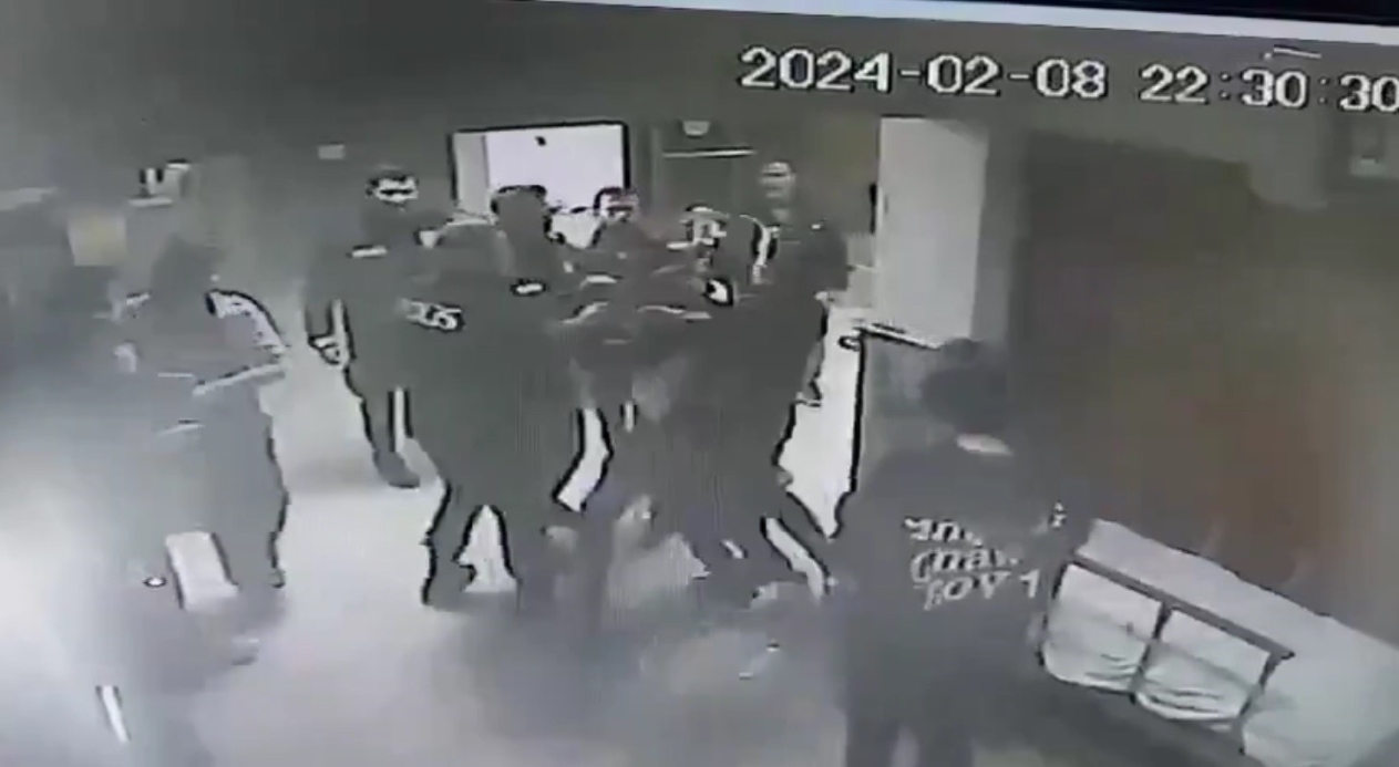 Kardeşini pompalı tüfekle saldırıda kaybetti, acil serviste doktora saldırdı