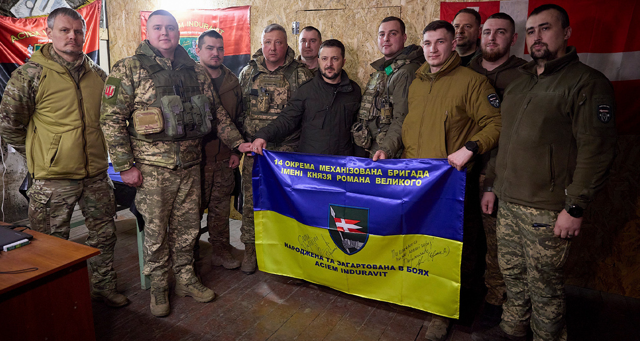 Zelenskiy, cephe hattındaki birlikleri ziyaret etti