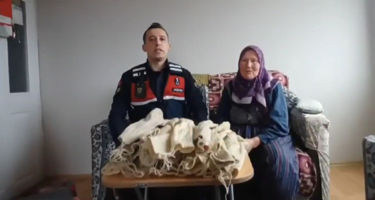 Yaşlı kadın elleriyle ördüğü çorapları Mehmetçiğe gönderdi
