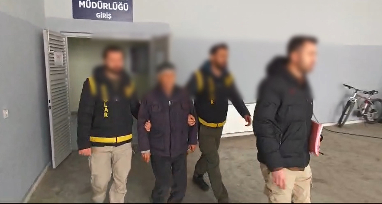 Camide çocuklara bıçak çeken yaşlı adam adli kontrolle serbest kaldı