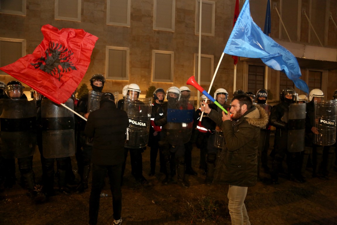 Arnavutluk’ta muhaliflerden hükümet binasına molotof kokteylli saldırı