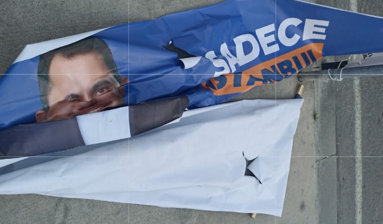 İBB ekipleri tarafından Cumhur İttifakı Adayı Murat Kurum’un afişleri teker teker toplatıldı