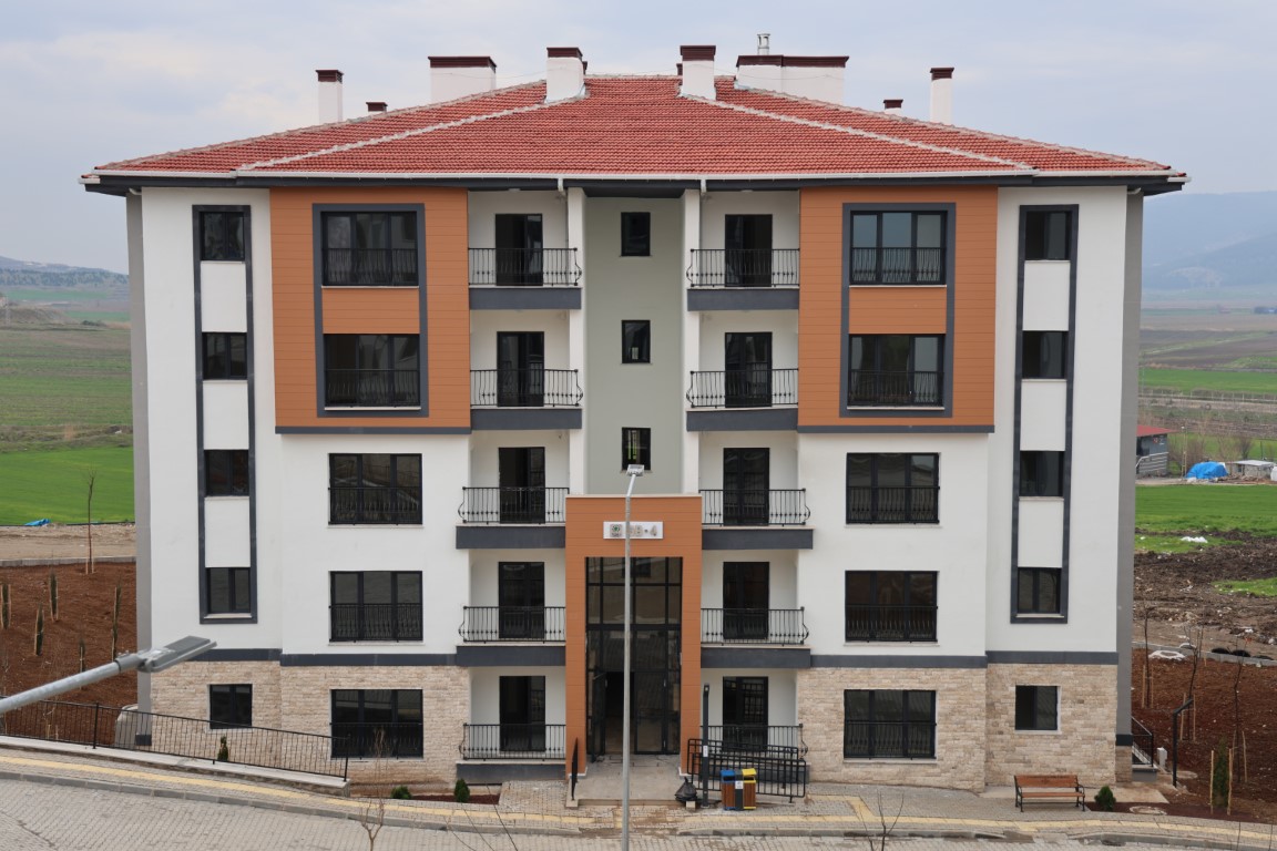 Kalıcı deprem konutlarında anahtar teslimatları başladı