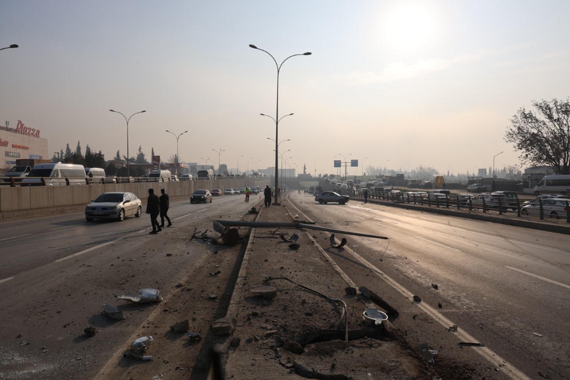 Önce otomobile sonra aydınlatma direğine çarpıp takla attı: 1 ölü, 1 yaralı