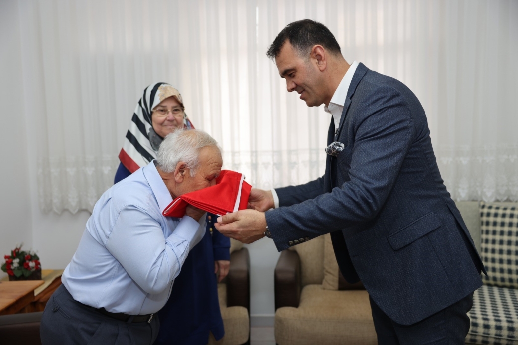 Türkiye’nin ilk astronotu Alper Gezeravcı’nın ailesine Türk bayrağı hediye edildi