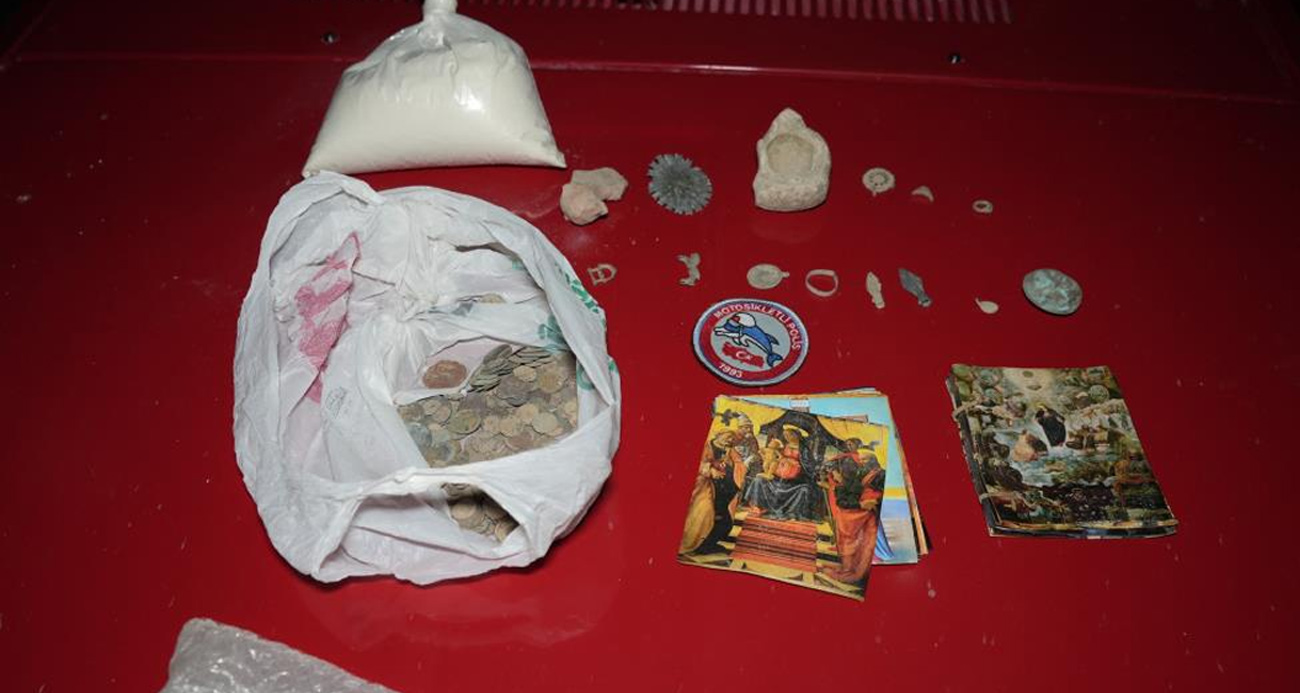 Şüphe üzerine durdurulan otomobilden çok sayıda tarihi eser çıktı: 3 gözaltı