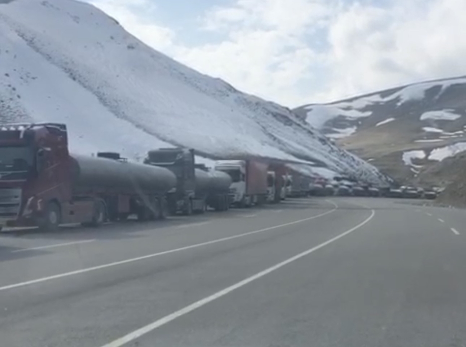 İran sınırında tır kuyruğu 15 kilometreyi buldu