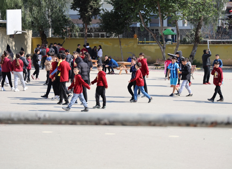Okulun yanı başındaki yıkım, öğrencileri korkuttu