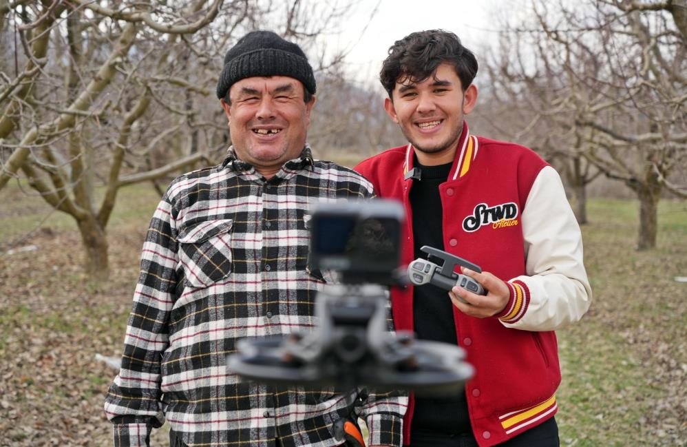 Dron korkusuyla traktörün altına saklanan baba: 