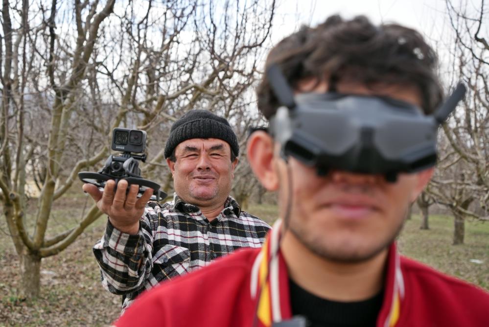 Dron korkusuyla traktörün altına saklanan baba: 