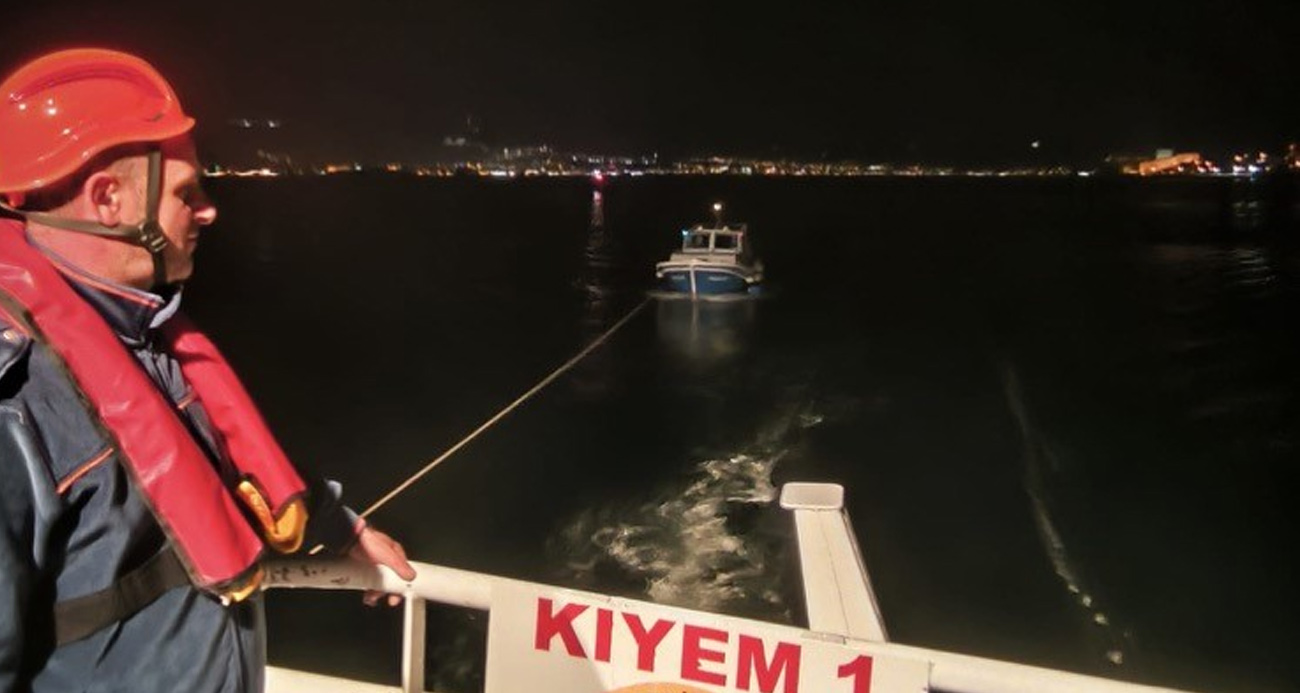 Çanakkale Boğazı’nda sürüklenen tekne kurtarıldı