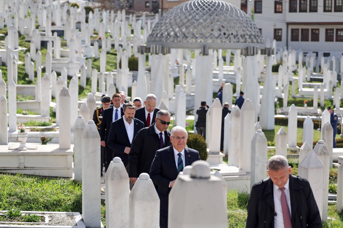 Bakan Güler'den Bosna Hersek’in ilk cumhurbaşkanı İzzetbegoviç'in mezarına ziyaret