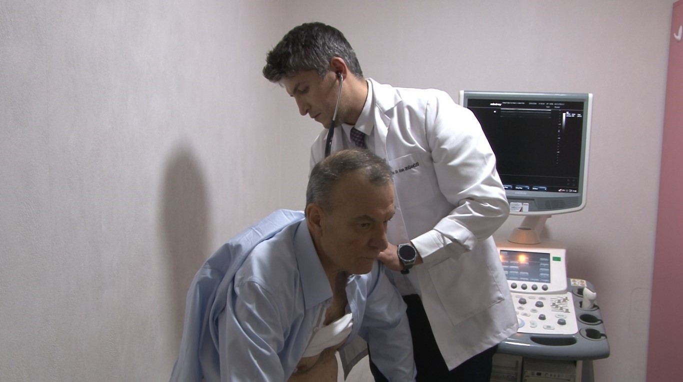 Düğünde fenalaşan adam 40 dakika boyunca yapılan kalp masajı ile hayata tutundu