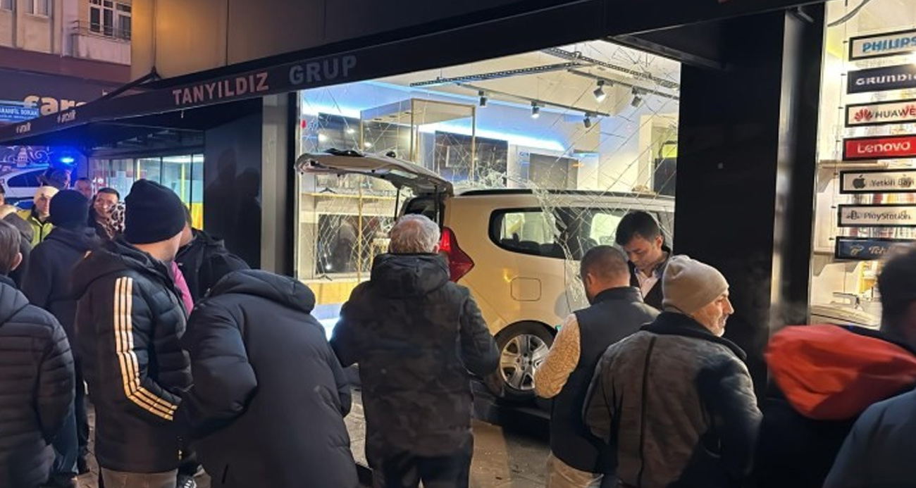 Otomobil beyaz eşya dükkanına daldı