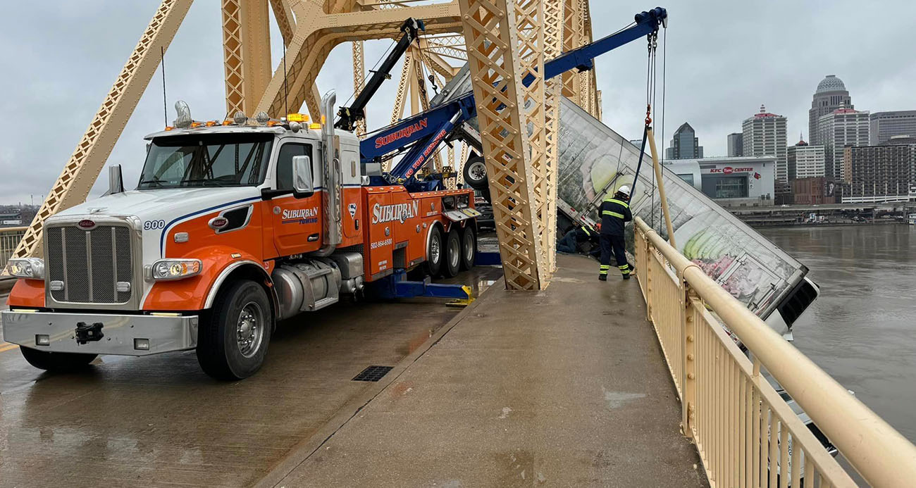 ABD&#039;de köprü bariyerlerine çarpan kamyon havada asılı kaldı