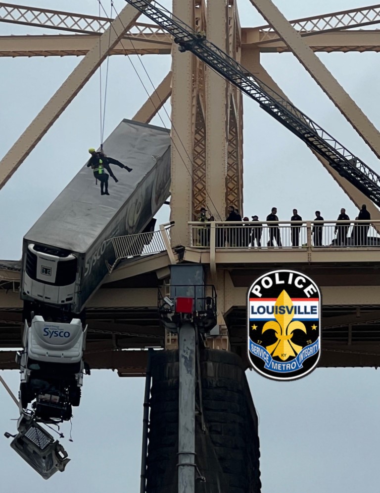 ABD'de köprü bariyerlerine çarpan kamyon havada asılı kaldı