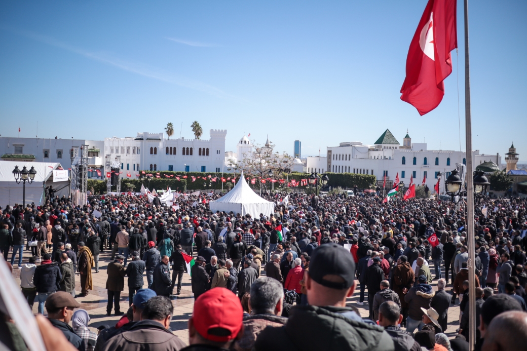 Tunus’ta binlerce kişi hükümeti protesto etti